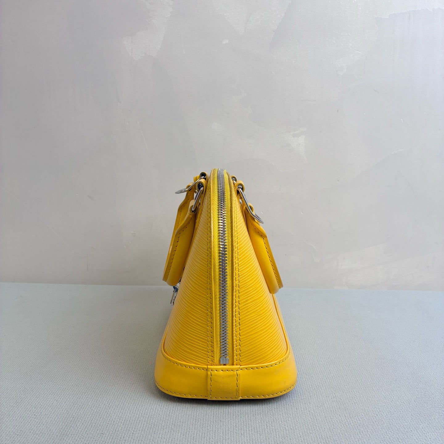 LV/Louis Vuitton Yellow Ripple Leather Shell BB Size 24*17.5 Year 2013 98% new One lock with two keys