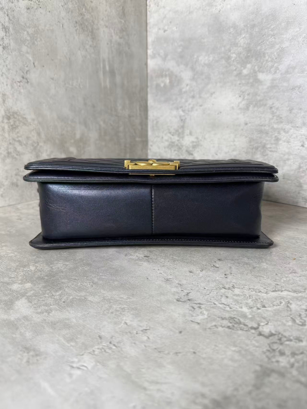 Chanel Black gold leboy medium-sized sheepskin 19, red, reverse normal bag shape, three-dimensional inside, clean, original condition, in stock at a good price