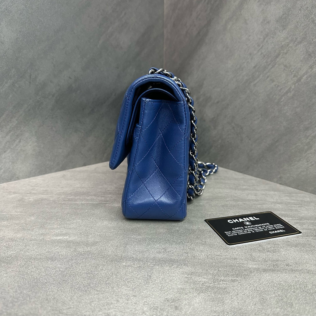Chanel cf medium-sized blue and silver sheepskin chain bag, 23K with strap card, original color