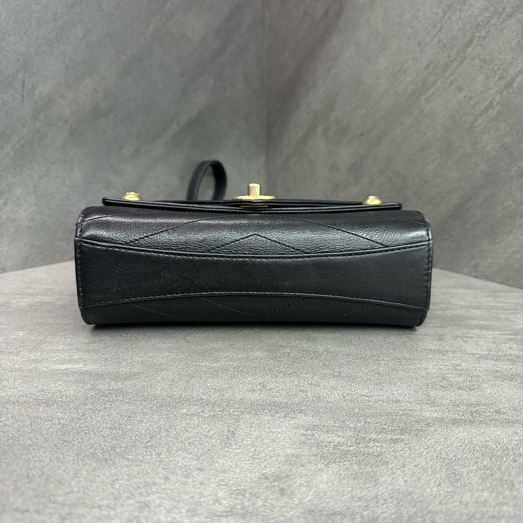 Chanel Black Gold V-Pattern Cattlehide Messenger Bag Envelope Bag 27 Opening