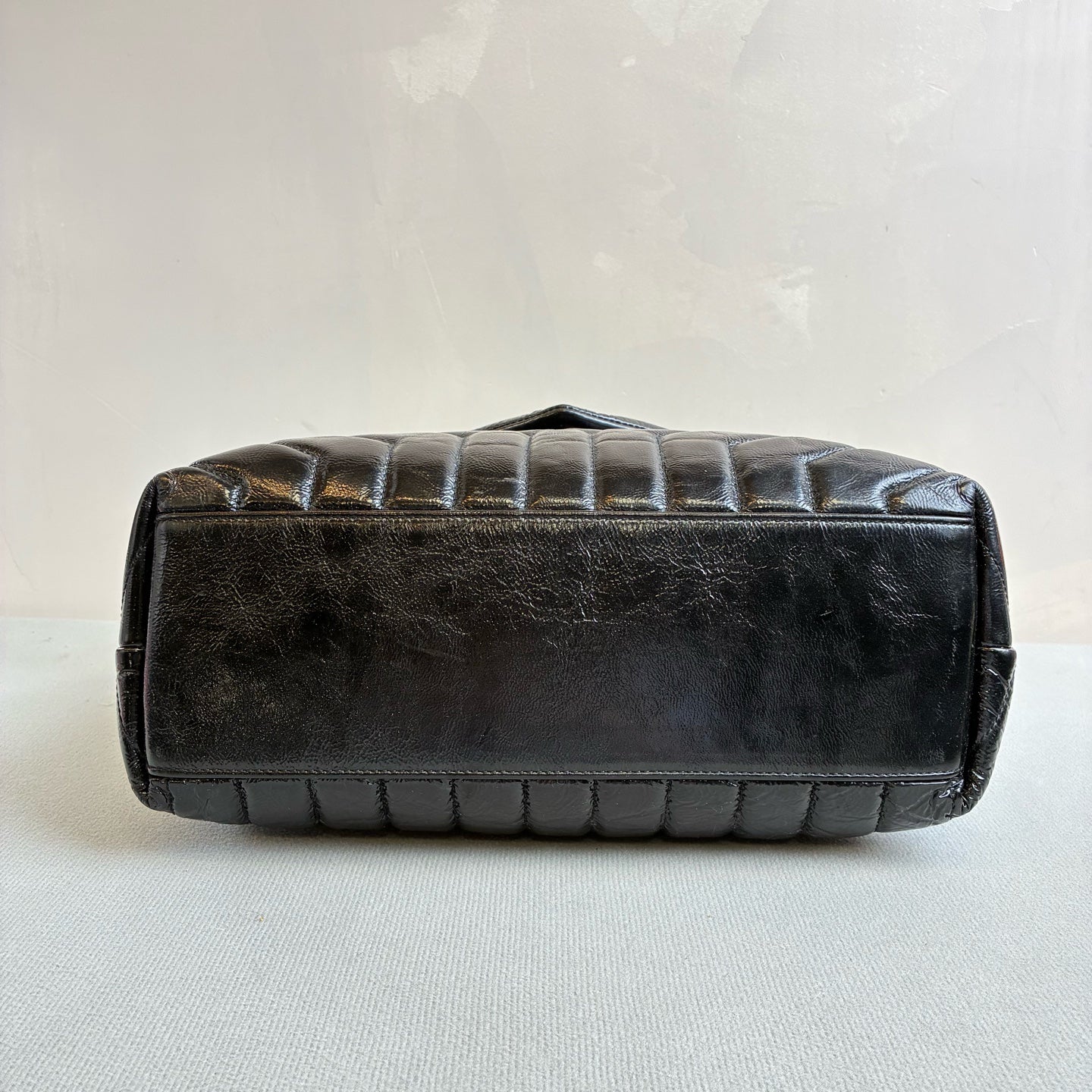 99% new YSL Loulou shoulder bag, medium size, black patent leather with silver chain, super stylish, dimensions 30x22x13.