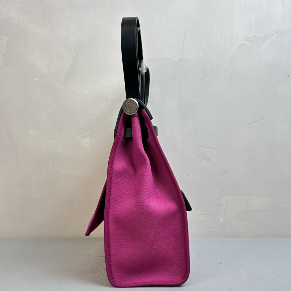 Hermès Herbag 31 in a purple and black color combination, made of canvas and leather, in 98% new condition. Dimensions: 31*25 cm.
