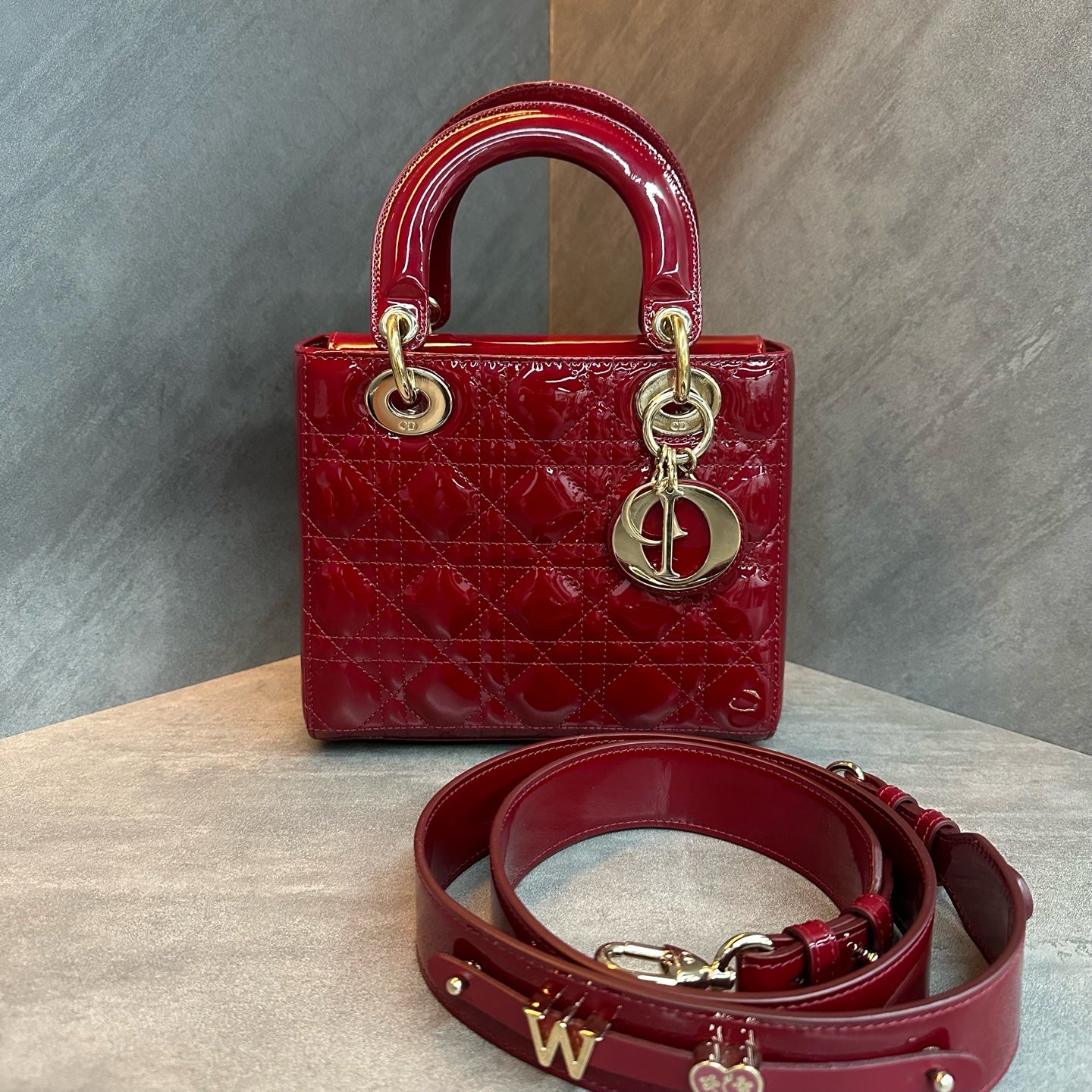 Dior four-check red gold patent leather chain bag with 22-year-old coded letter shoulder strap and suede lining