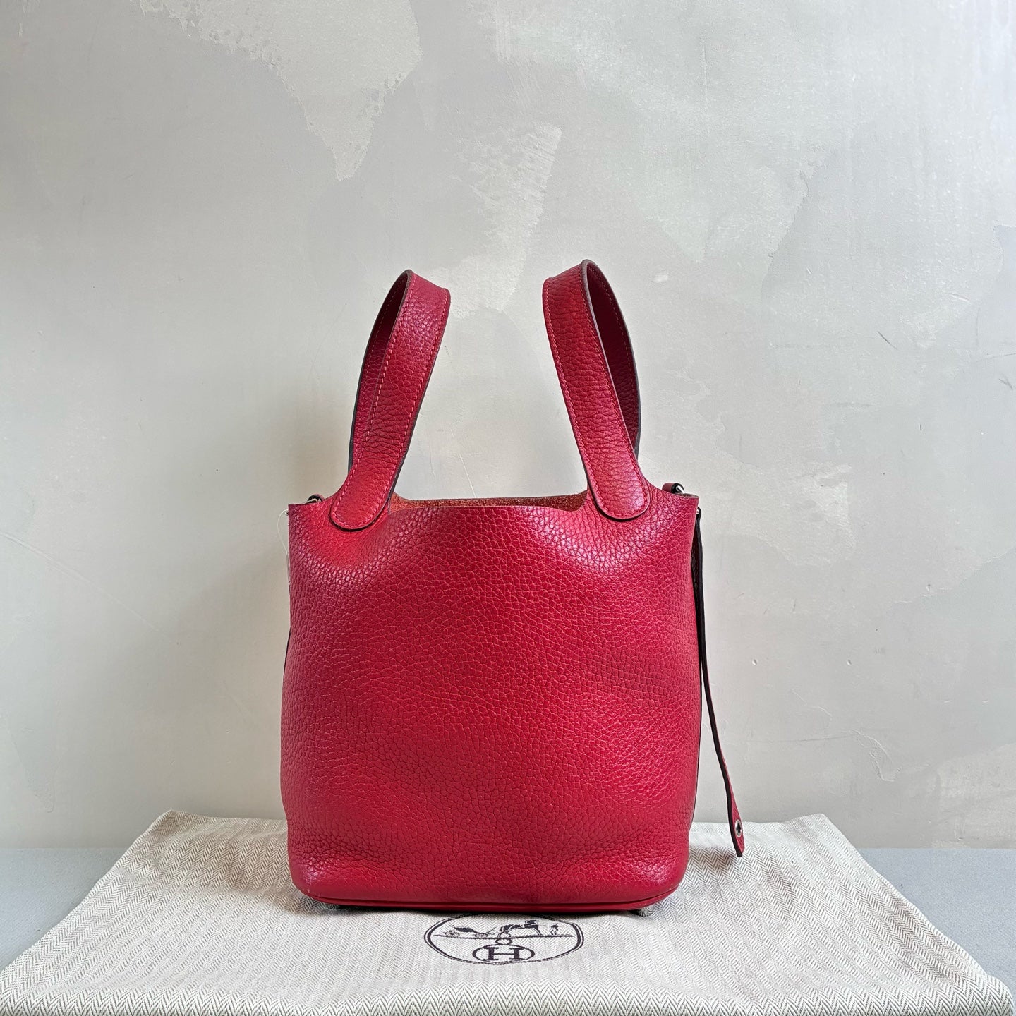 Hermes T刻 99% new Piction 18 basket in red leather, size 18*18.