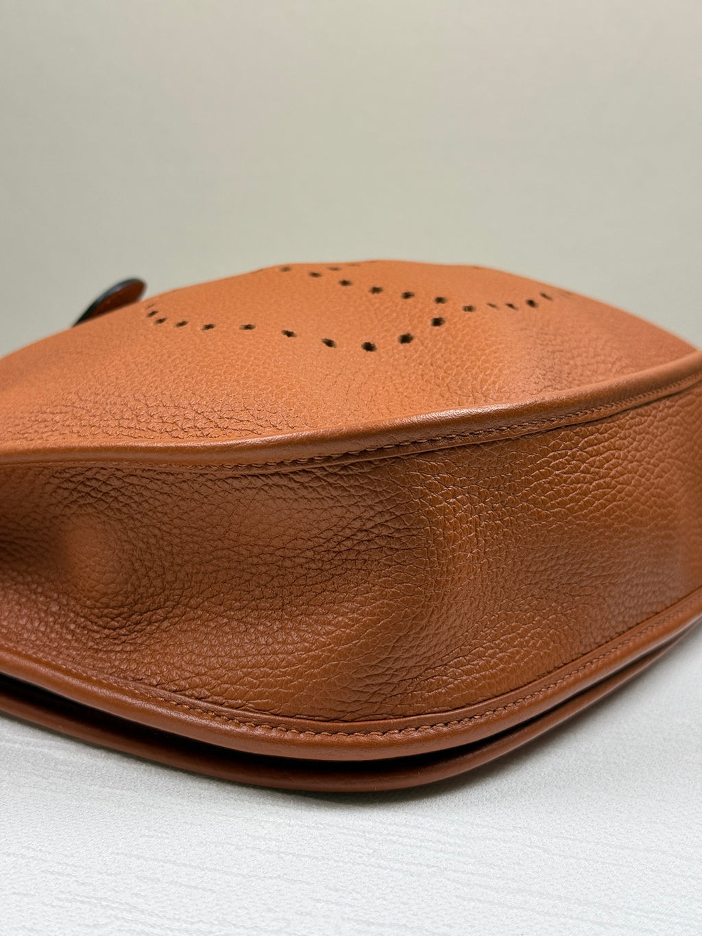 Hermès Evelyne in gold-brown Togo leather, with silver hardware. 98% new classic large H perforated logo design, accompanied by an adjustable shoulder strap.