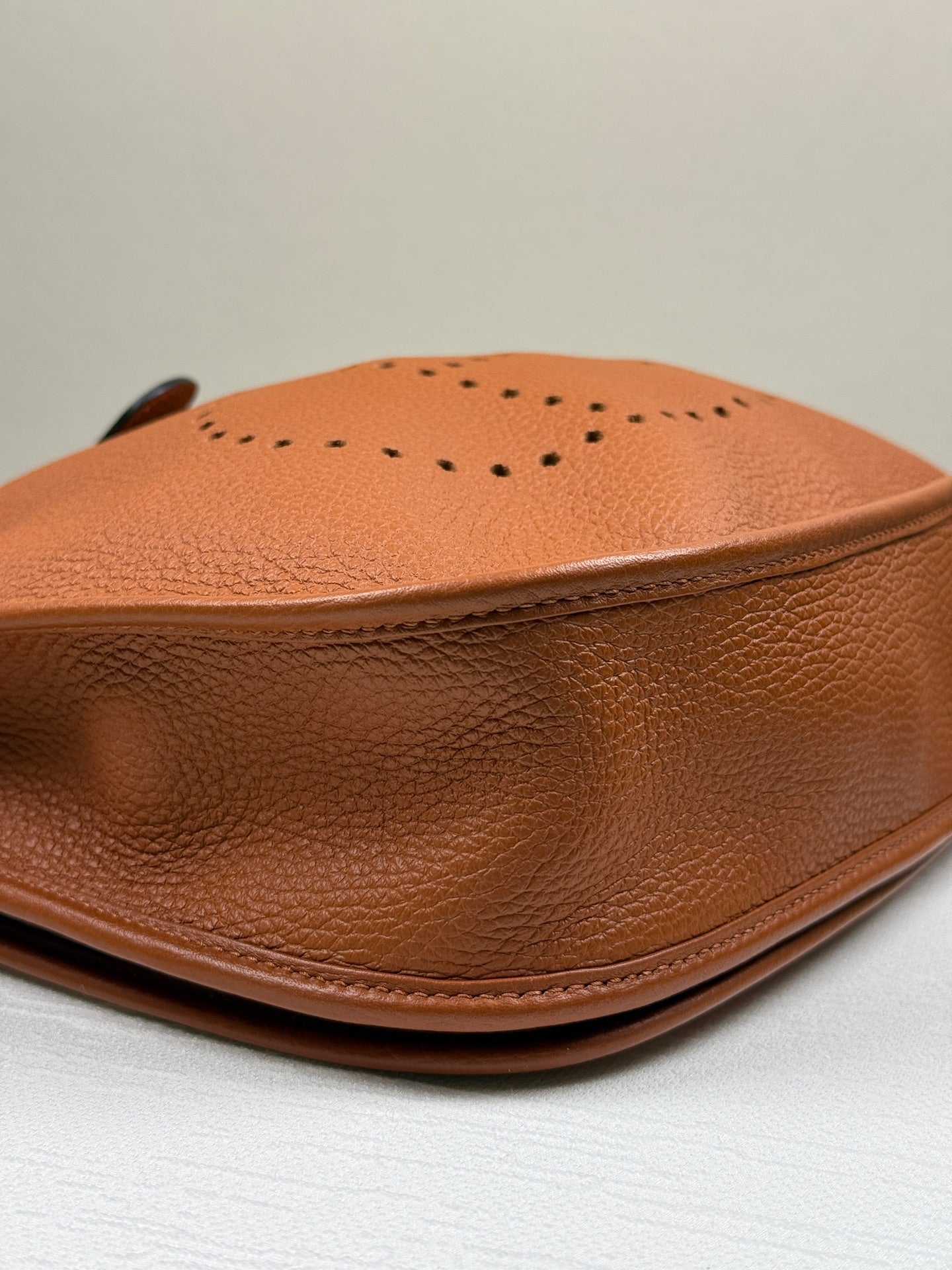 Hermès Evelyne in gold-brown Togo leather, with silver hardware. 98% new classic large H perforated logo design, accompanied by an adjustable shoulder strap.