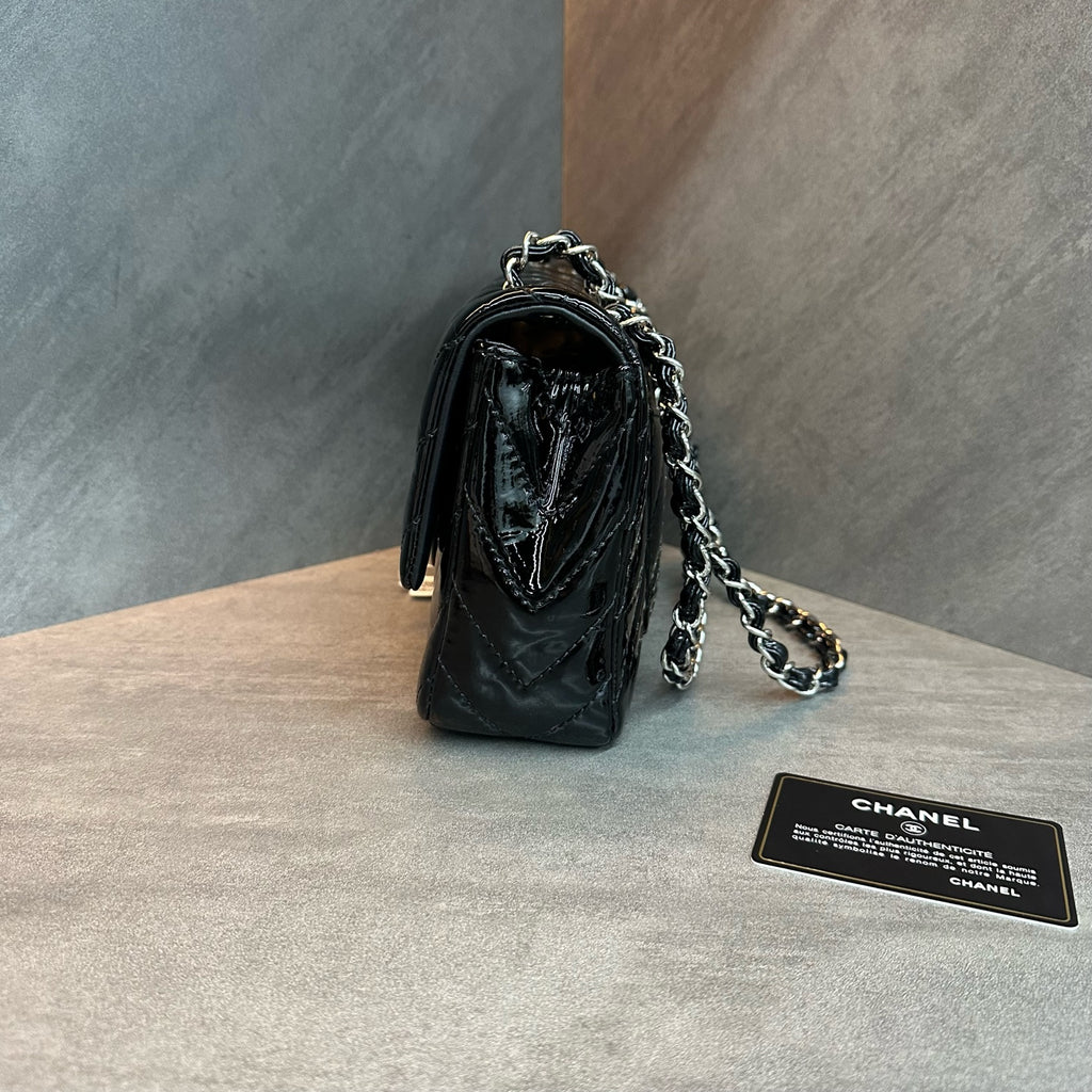 Chanel cf medium-sized black and silver V-patterned patent leather chain bag, 13 pieces with strap card