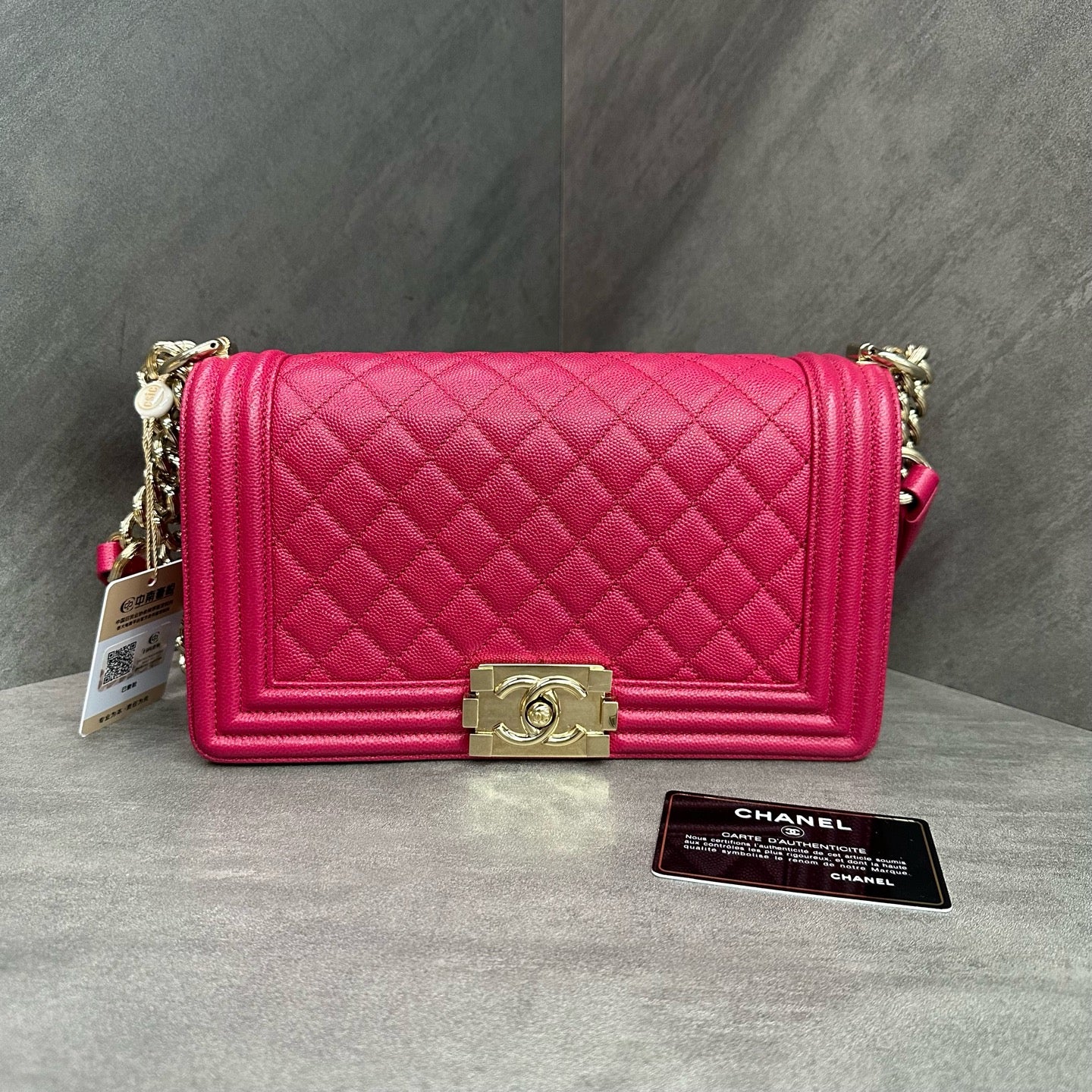 Chanel Le Boy Medium, fuchsia pink litchi leather, 23-series with authenticity card, structured shape, original condition