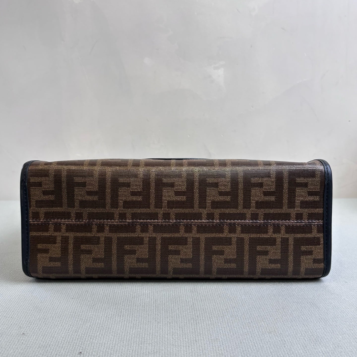 Fendi runway tote bag size 28*21, like new condition.