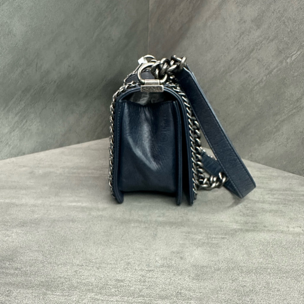 CHANEL Le Boy multi-chain trimmed heavy-duty chain bag, blue-black with silver-tone hardware, oil-waxed cowhide, 20-series serial number, original condition, in stock at favorable price