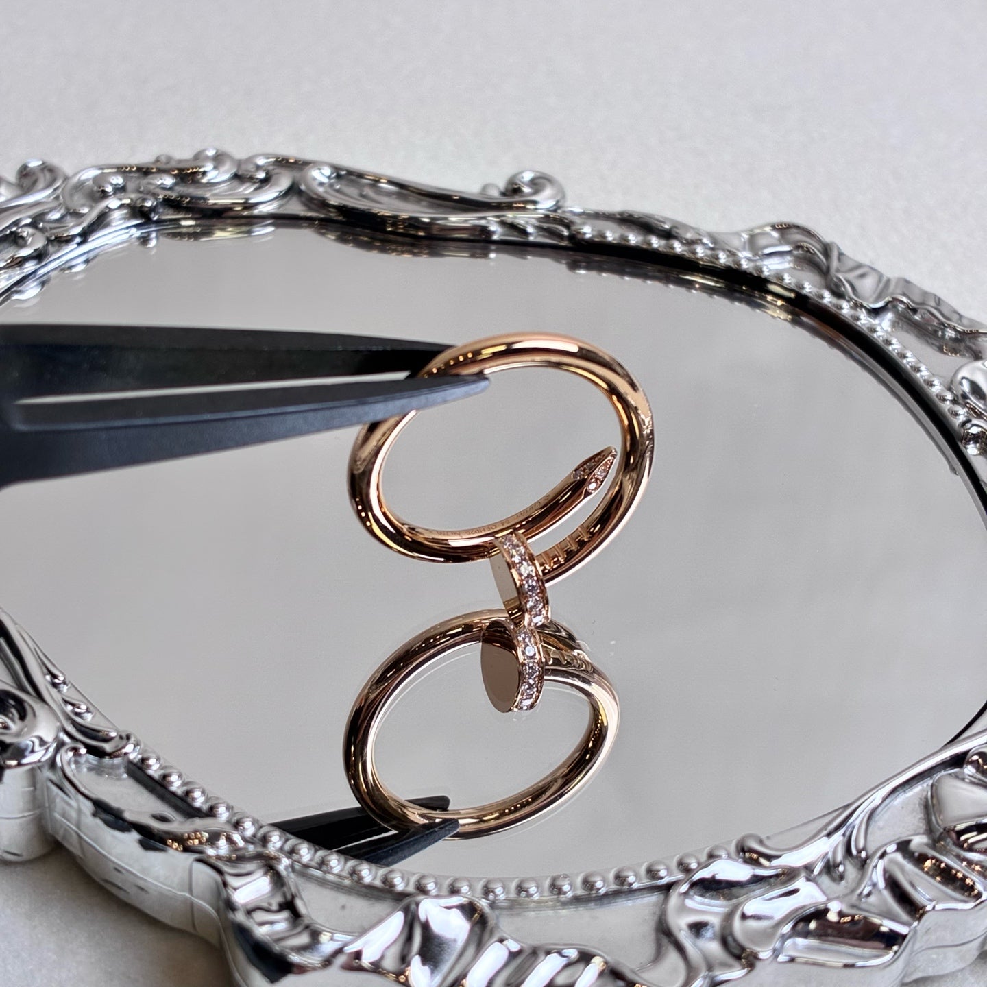 Cartier 99% new size 54 single ring with diamonds at the beginning and end, diamond nails, rose gold ring, code check until 2024.