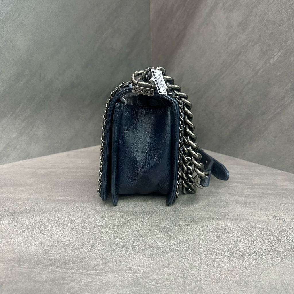 CHANEL Le Boy multi-chain trimmed heavy-duty chain bag, blue-black with silver-tone hardware, oil-waxed cowhide, 20-series serial number, original condition, in stock at favorable price