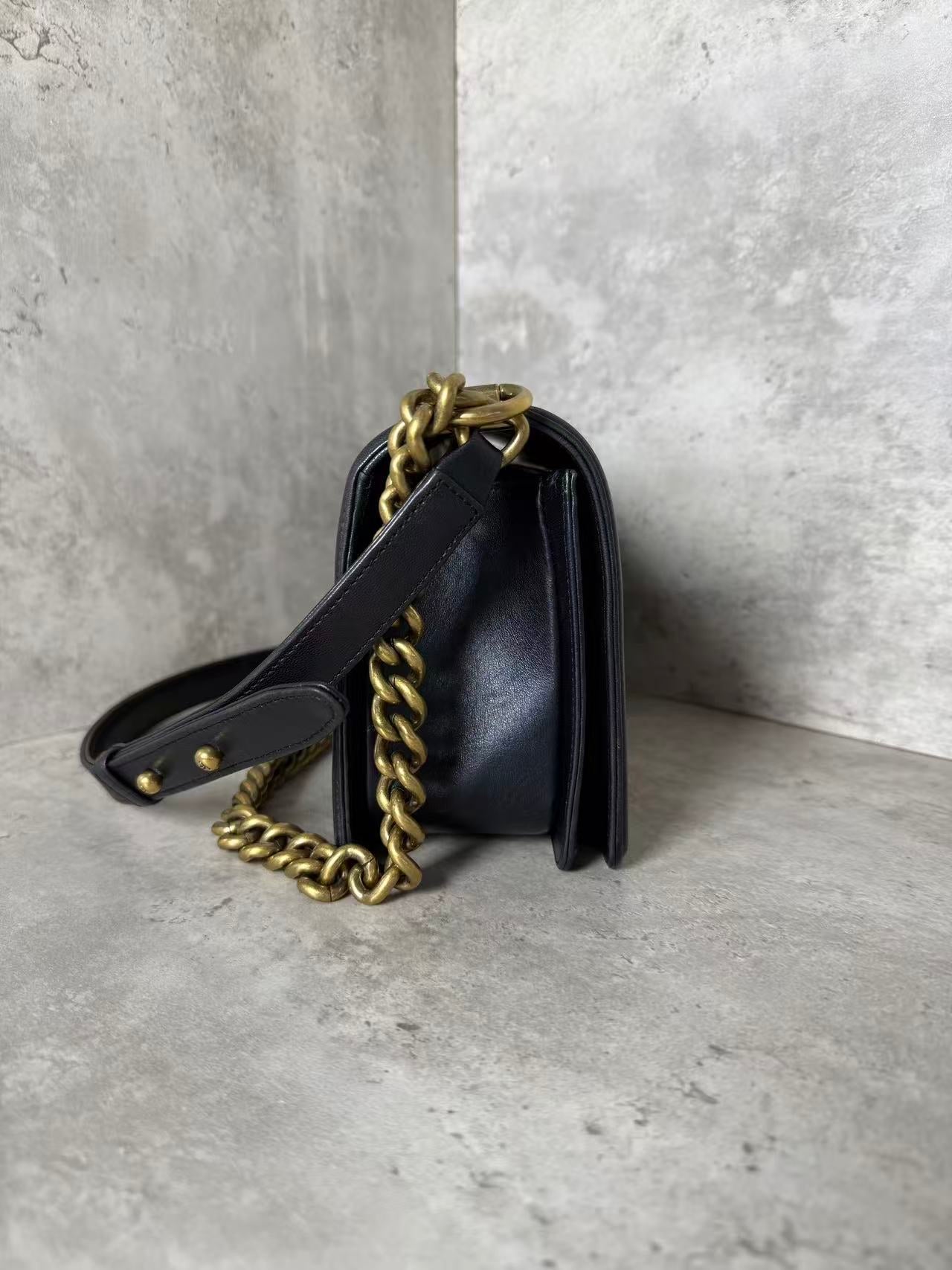 Chanel Black gold leboy medium-sized sheepskin 19, red, reverse normal bag shape, three-dimensional inside, clean, original condition, in stock at a good price