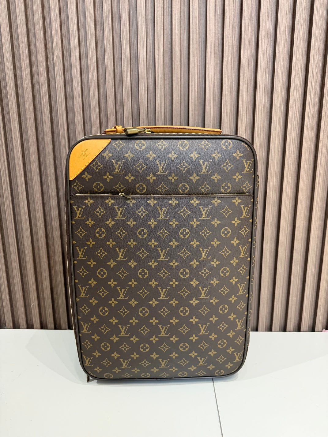 Louis Vuitton Classic Monogram Travel Rolling Luggage, 15-year code, in stock at a favorable price
