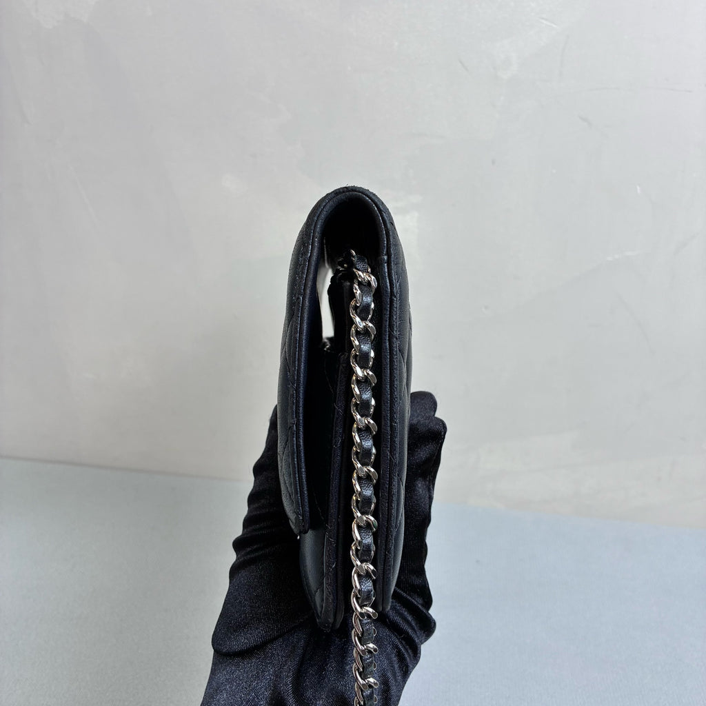 Chanel WOC Black Gold Lambskin Chain Bag 22 Open Black Lambskin Classic Diamond Pattern Gold Hardware Size 19×12cm