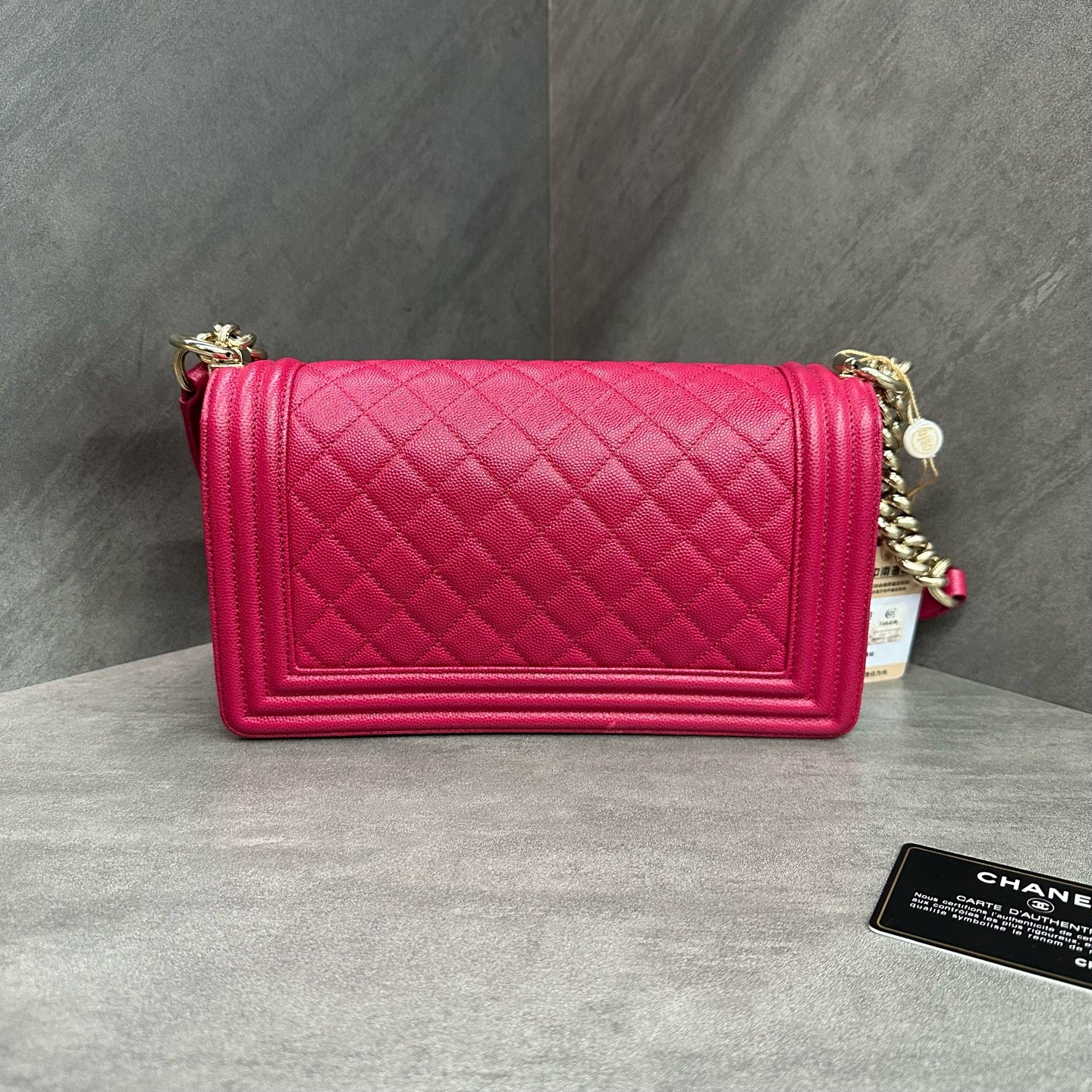 Chanel Le Boy Medium, fuchsia pink litchi leather, 23-series with authenticity card, structured shape, original condition