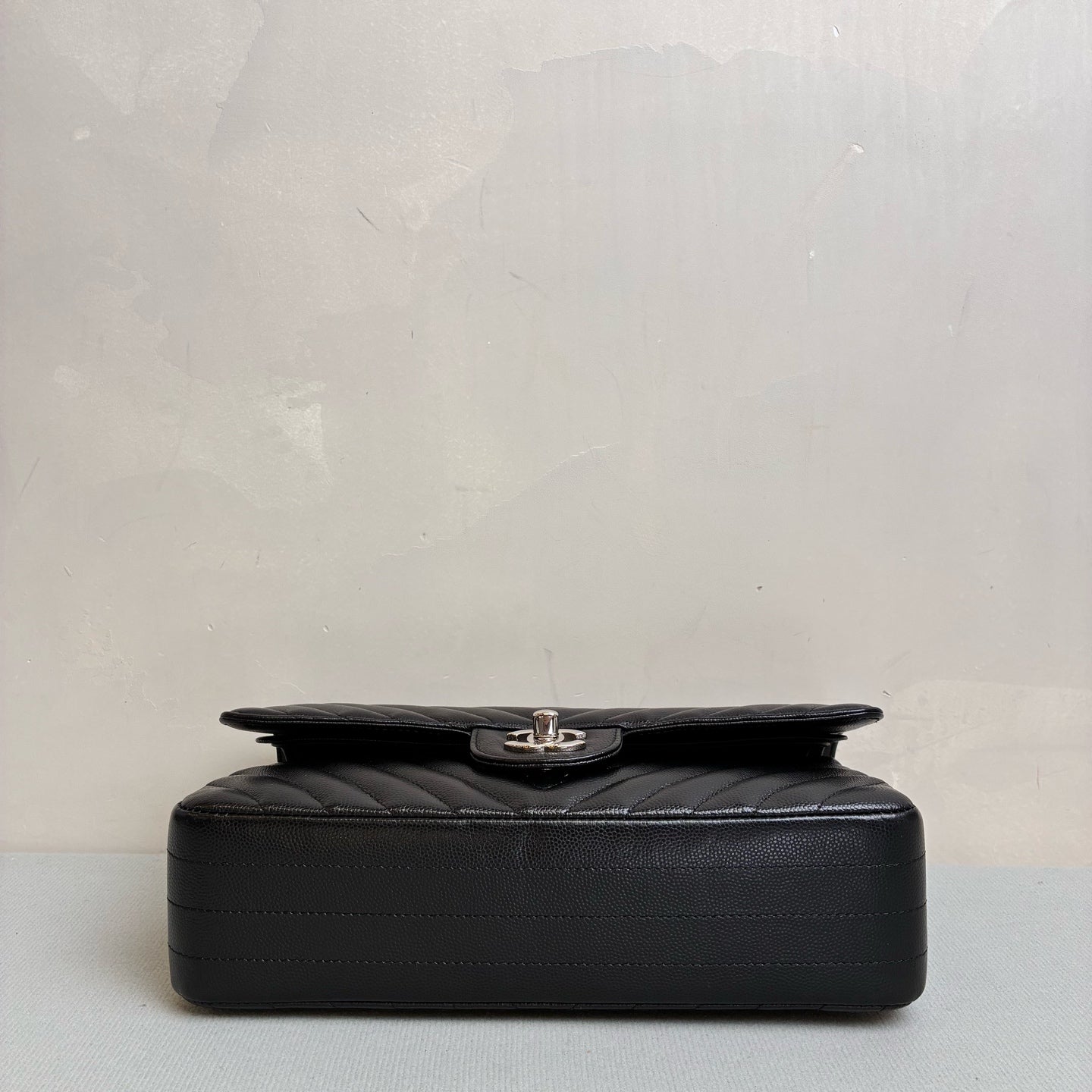 Chanel/Chanel 22 Classic Flap Medium Black Silver V-Quilted Lambskin Chain Bag 99% New Size: 25*15