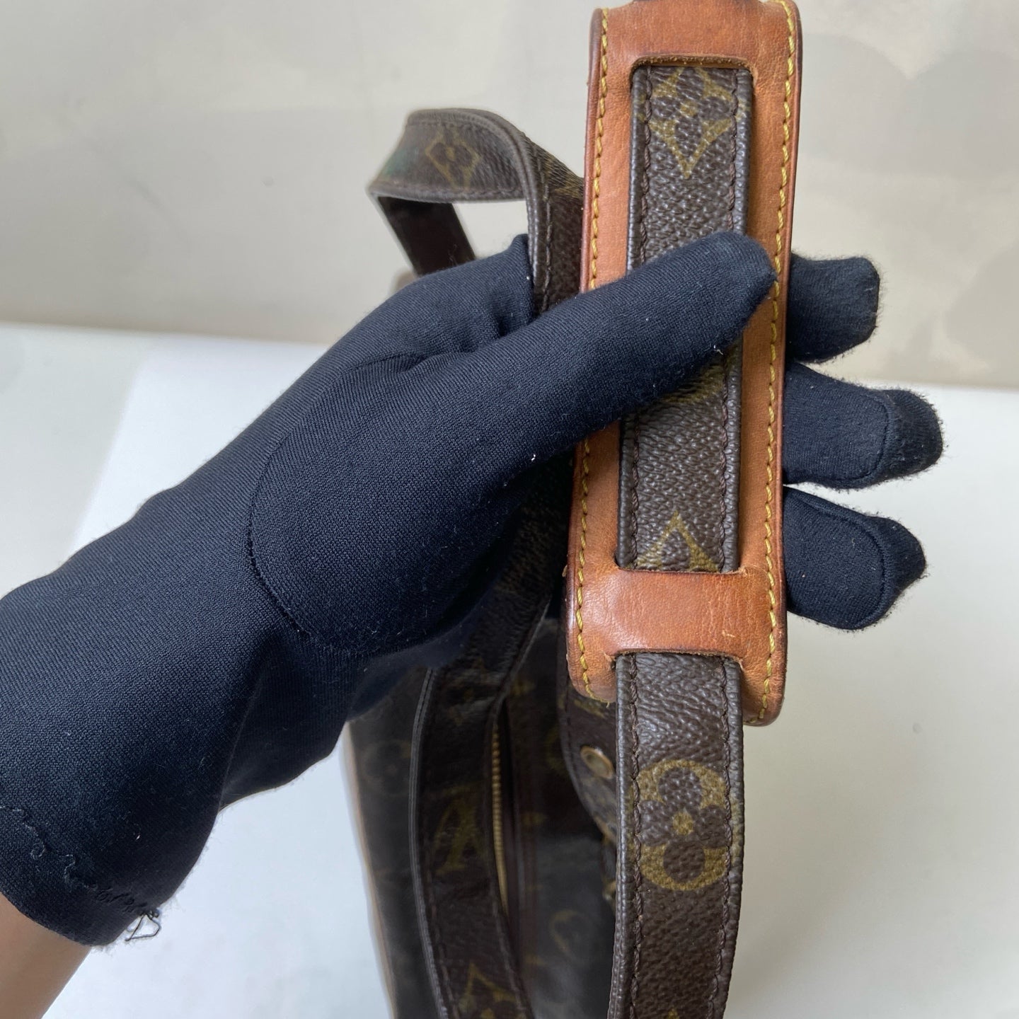 LV/Louis Vuitton 92 Vintage Monogram Crossbody Bag Camera Bag Pre-owned Size: 28×22 Coated Canvas