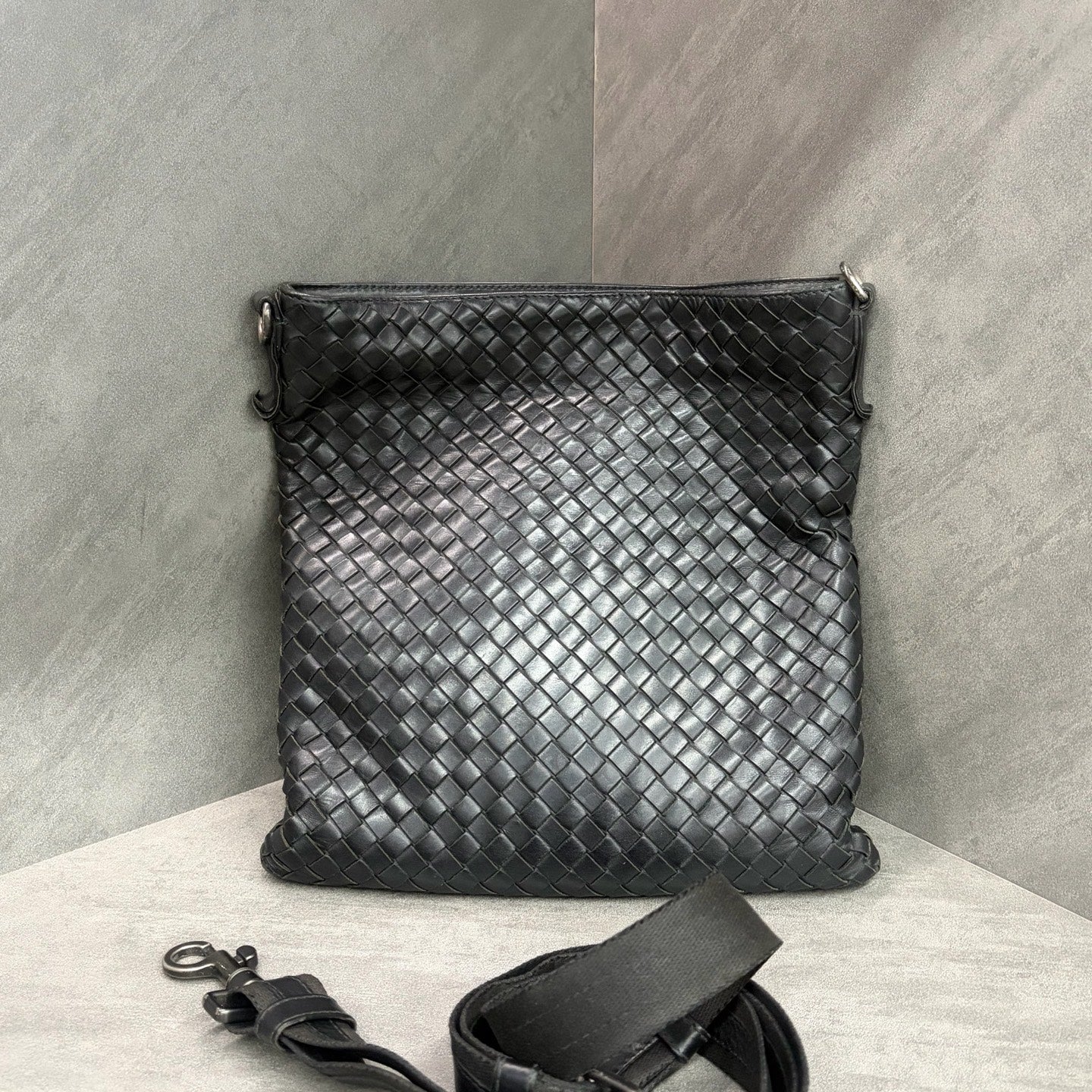 BV Black Woven Crossbody Bag, made of cowhide, complete with shoulder straps, smooth zipper, clean interior