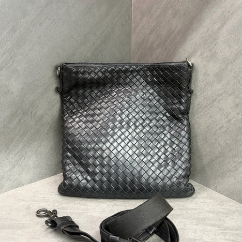 BV Black Woven Crossbody Bag, made of cowhide, complete with shoulder straps, smooth zipper, clean interior