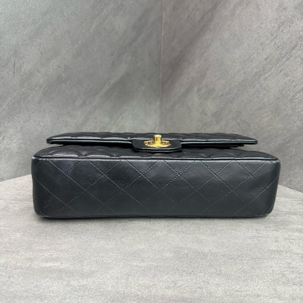 Chanel cf medium size black gold sheepskin chain bag, 26mo, cardless, three-dimensional and clean inside