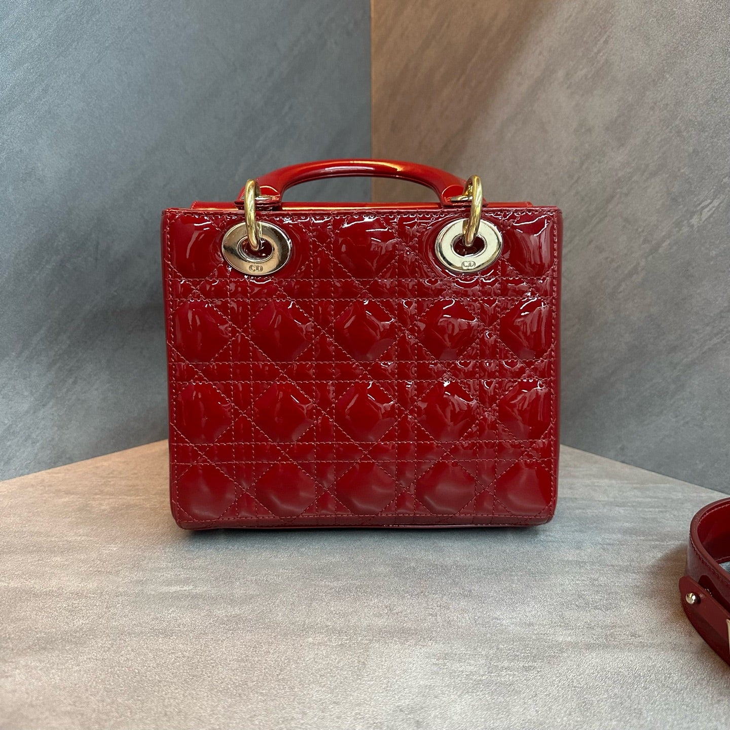 Dior four-check red gold patent leather chain bag with 22-year-old coded letter shoulder strap and suede lining