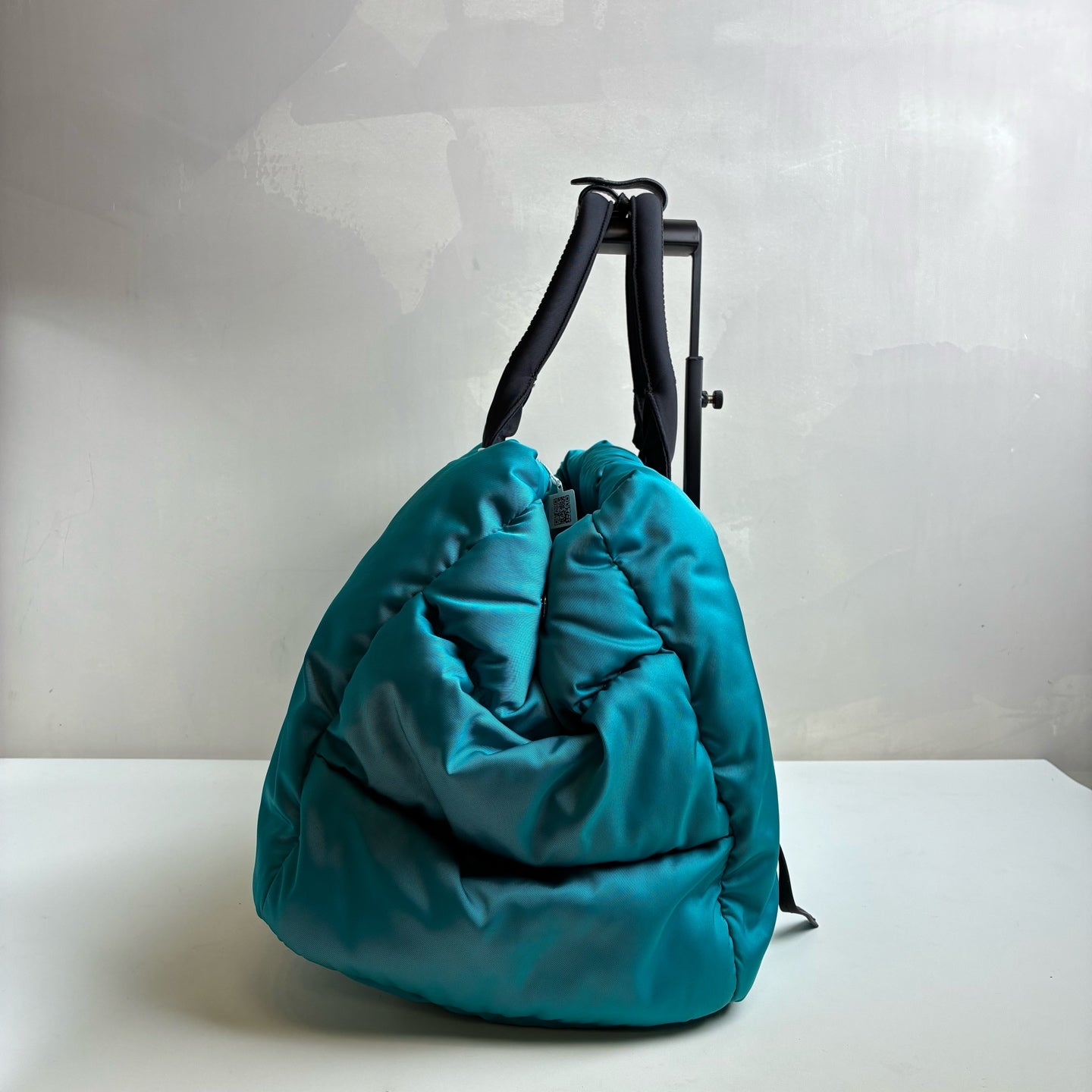 Prada Peacock Blue Bread Down Tote Bag, can be hand-held or shoulder-carried! 99% new, original price over 20,000, bottom width 31cm, top width 40cm.