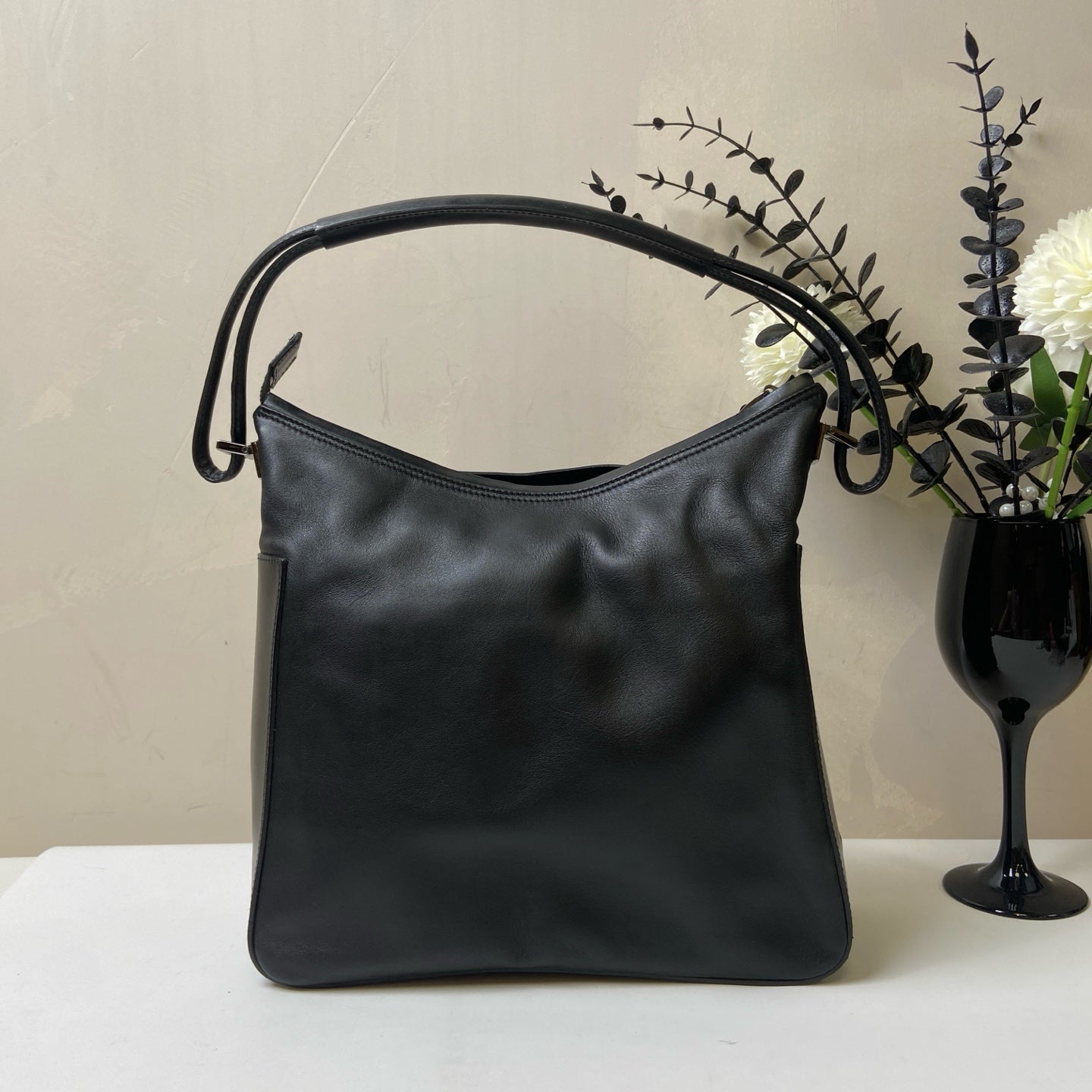 Gucci/Gucci Gucci Shoulder Bag 99% New Size: 26*27 Black Leather Material Pre-owned Model