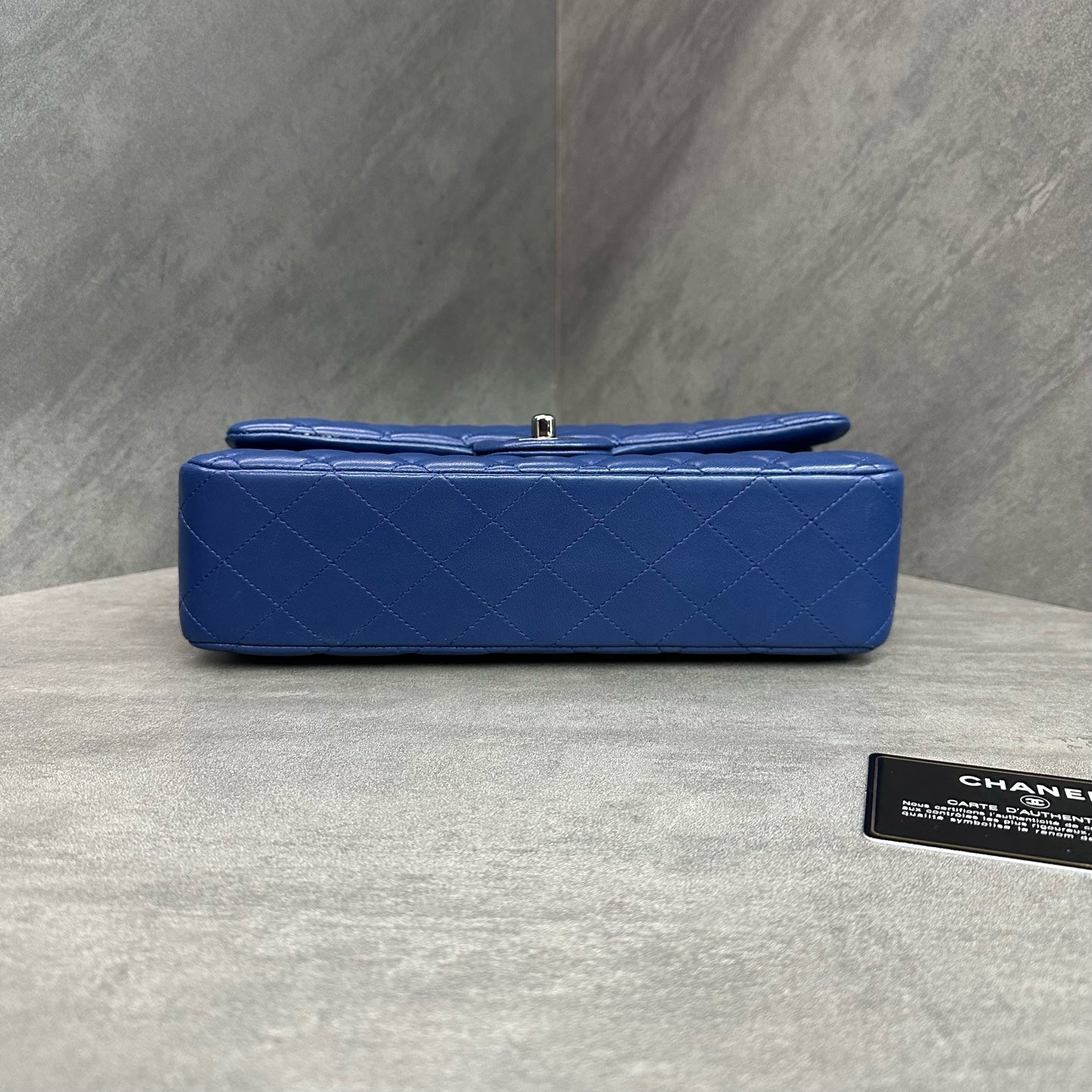 Chanel cf medium-sized blue and silver sheepskin chain bag, 23K with strap card, original color