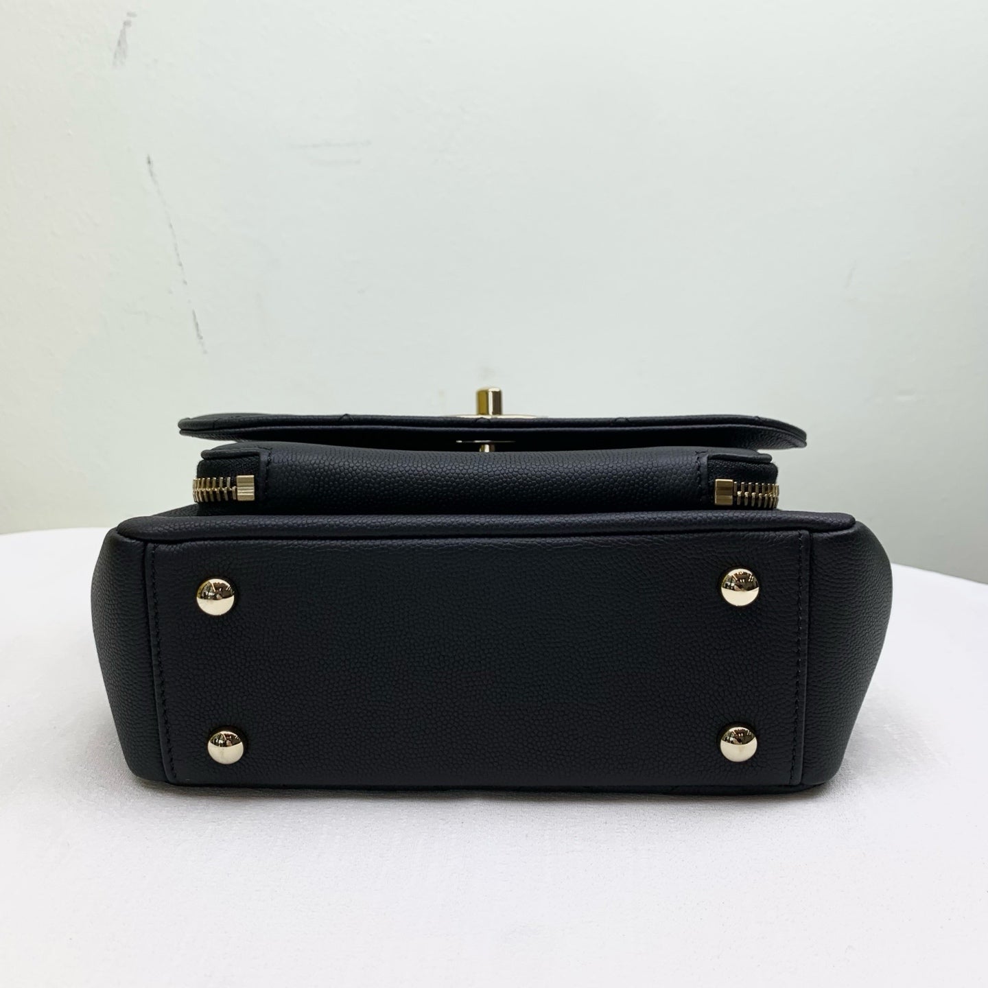 Chanel Litchi Calfskin Black Messenger Bag with Gold Hardware, includes card, approximately 23*17 cm.