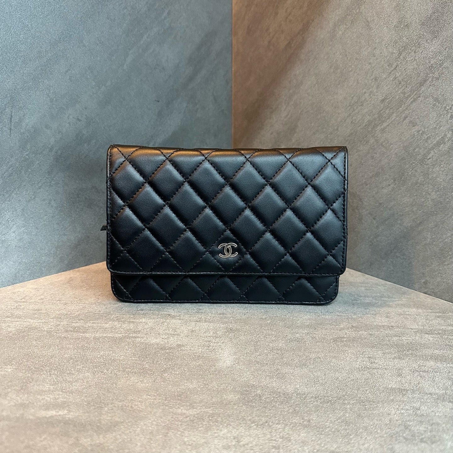 Chanel woc black silver-clasp sheepskin chain bag, 18 kai, no card