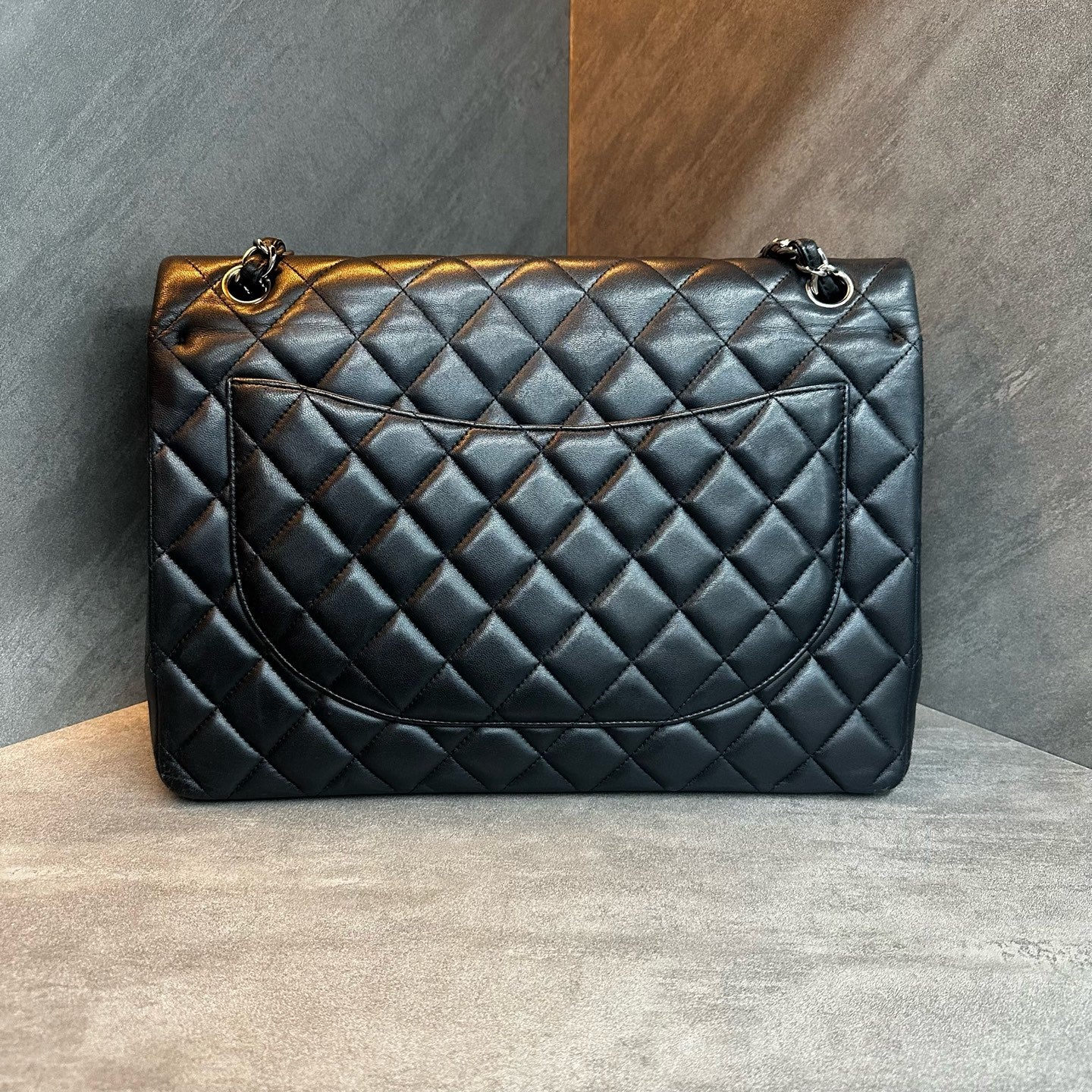 Chanel cf maxi black and silver sheepskin chain bag 18 opening type three-dimensional inside clean