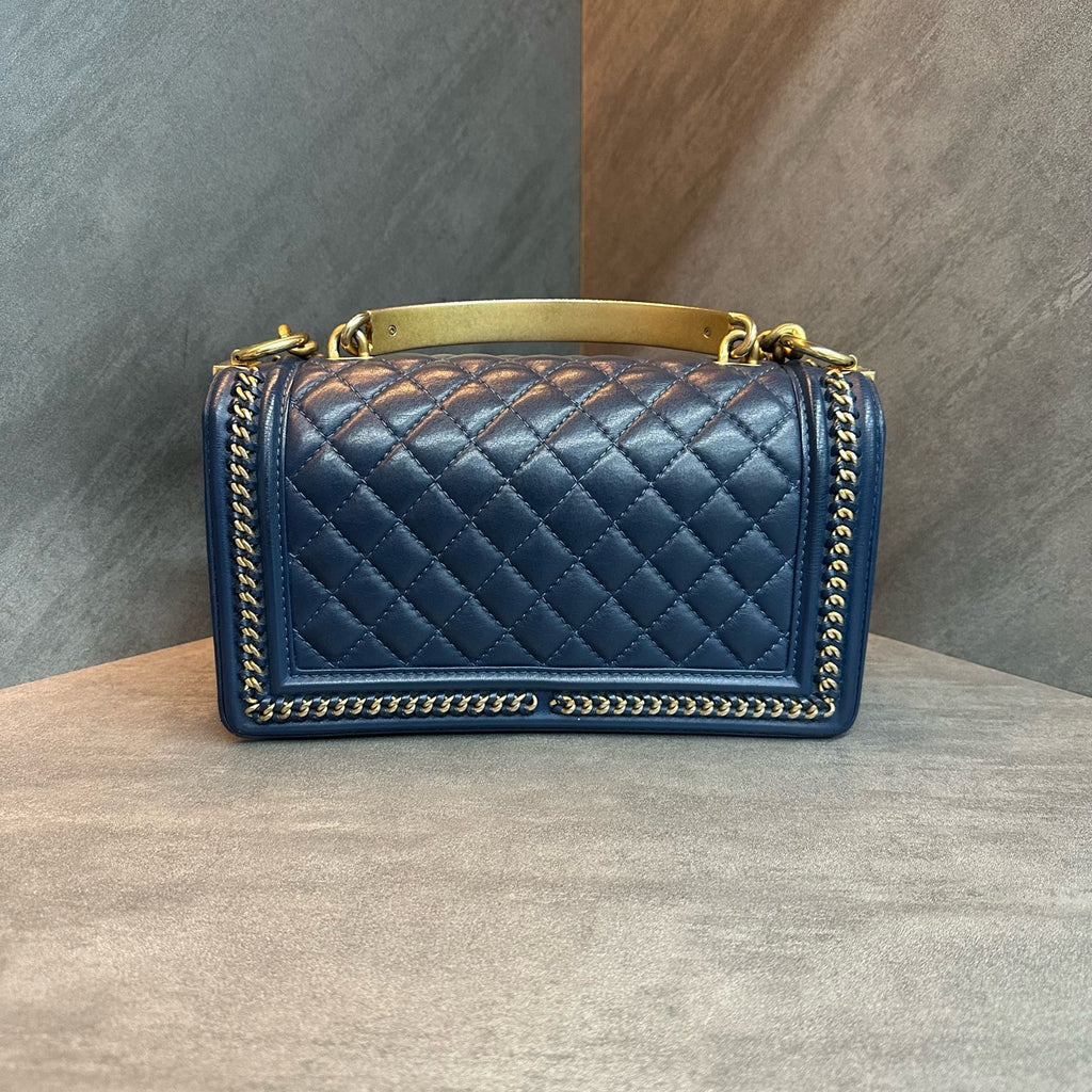 Chanel Blue medium-sized Leboy Court Limited Edition handle with rolled chain, size 25x8x14. Chip model