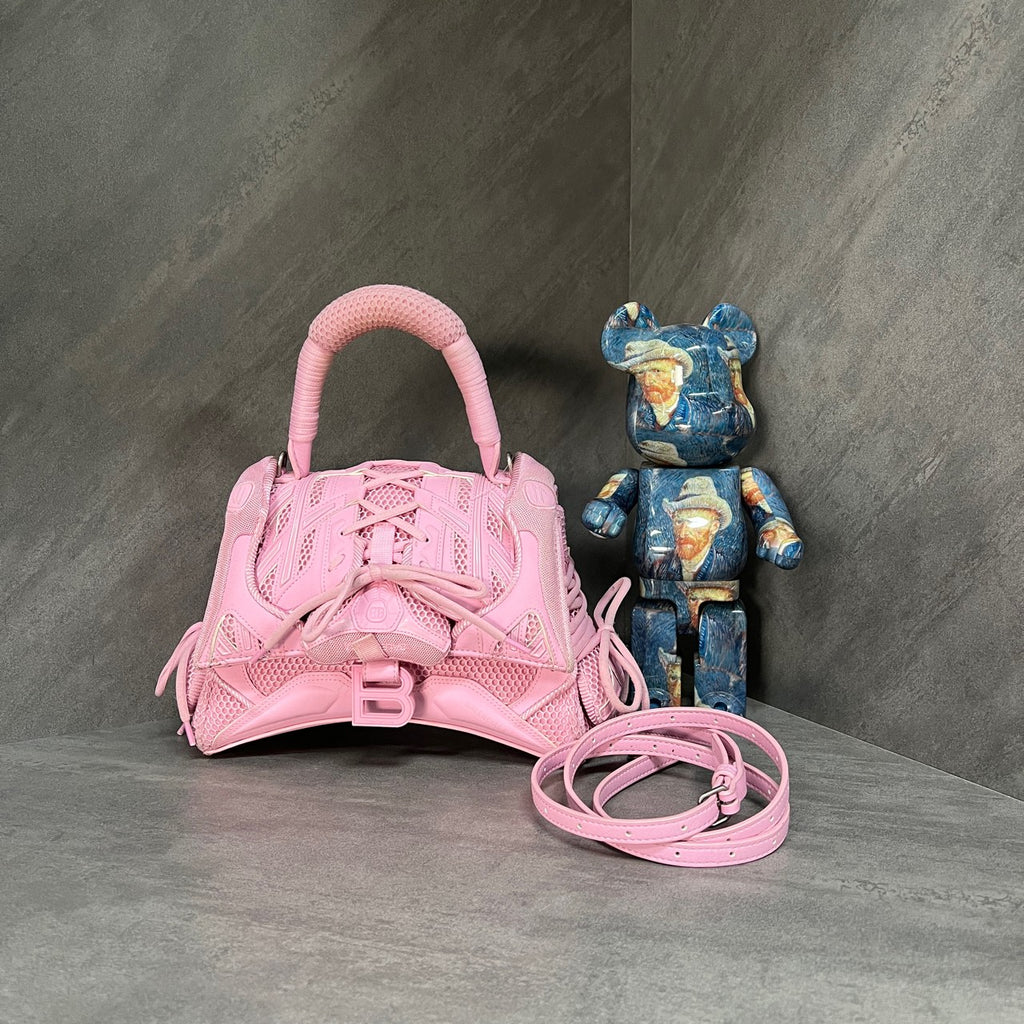 Balenciaga small pink Hourglass bag, with outstanding texture and just-right design, it is a super popular item right now~