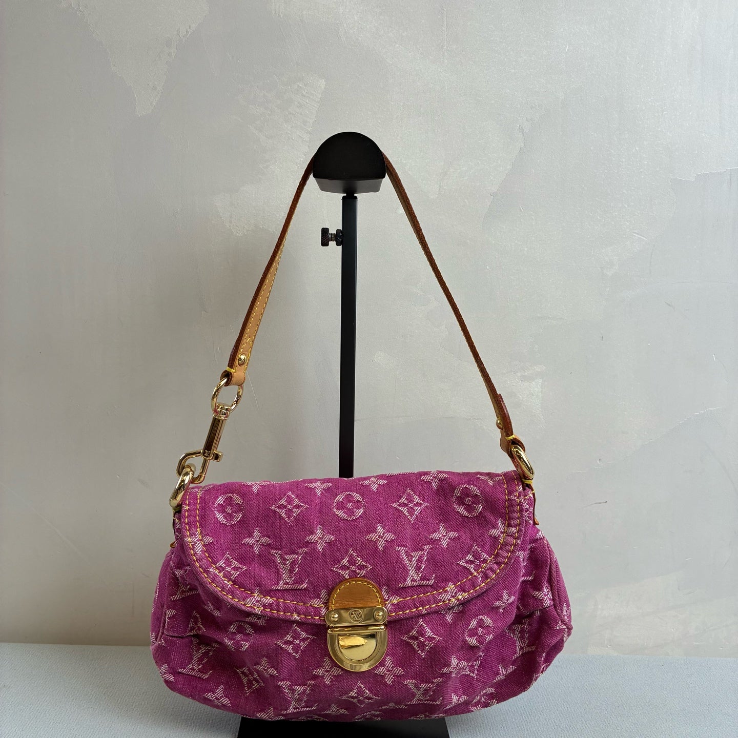 LV/Louis Vuitton Pink Denim Coin Purse 2006 Edition Underarm Bag Size 22*16 Condition 98% New