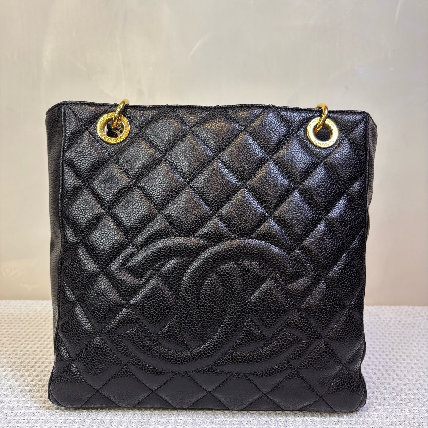 Chanel, 14K, PST black with gold hardware classic quilted textured leather shopping bag, shoulder tote bag dimensions: 25x9x23 cm, compact.