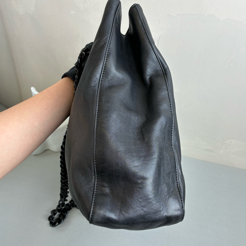 98% New PRADA Black Chain Handbag, Made in Italy from Black Leather. The chain shoulder strap is very textured, with a large capacity, perfect for everyday outings.