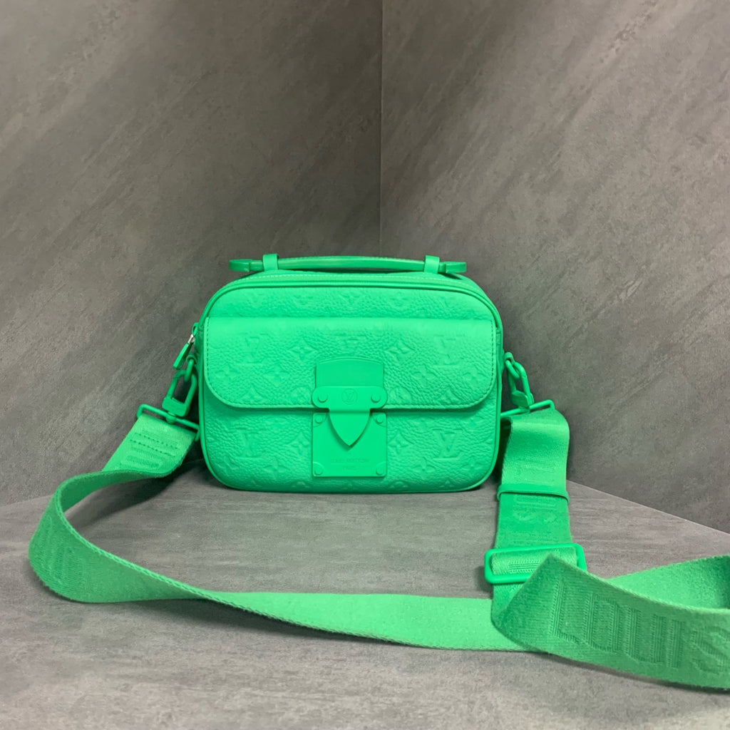 LV green messenger shoulder bag, full set from 2022, complete set, can't be bought even with the original price of 24,000.