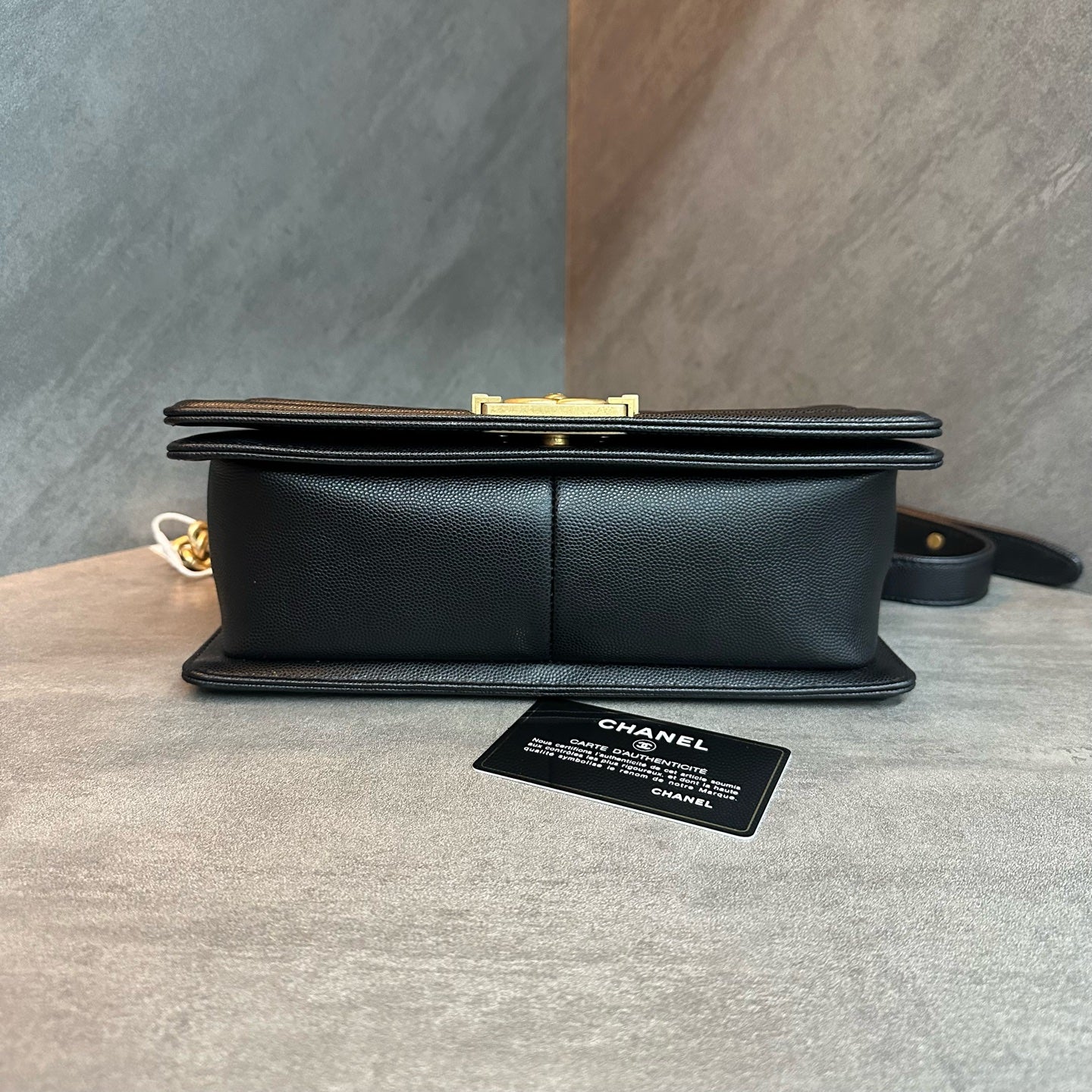 Chanel leboy medium-sized black gold lychee cowhide chain bag, 30 opening, card bag type, three-dimensional inside clean