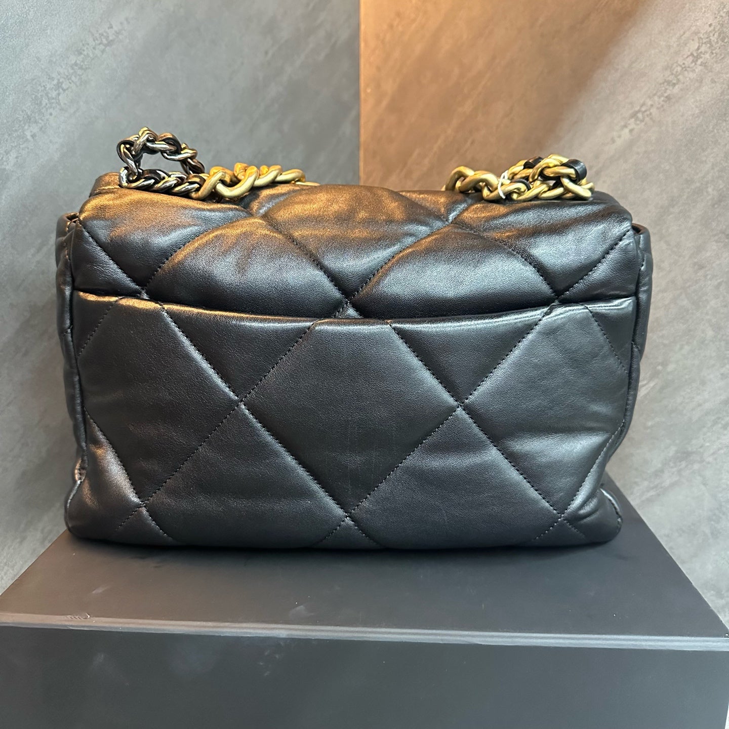 Idle new Chanel 19bag, medium-sized chip black gold sheepskin bag style, top-quality, clean inside, complete original color