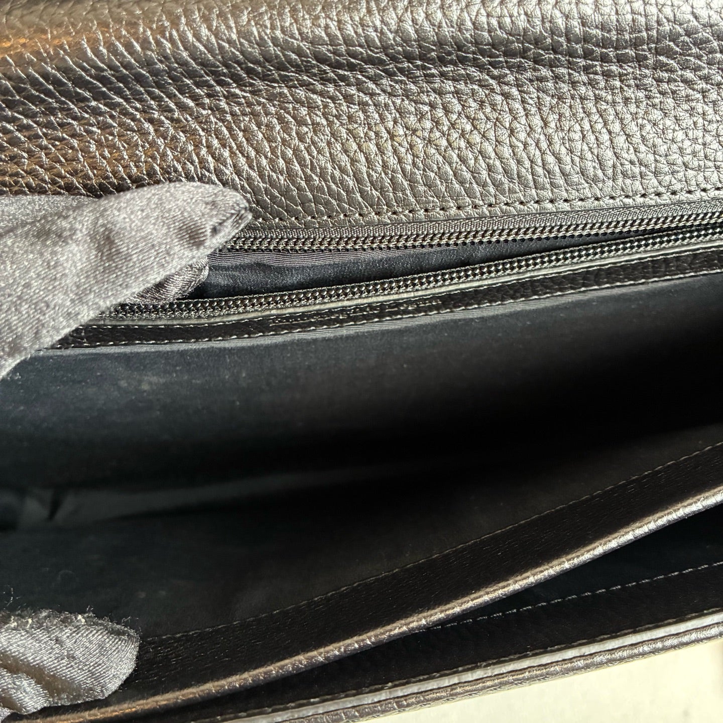 Ermenegildo Zegna This is the Zegna men's briefcase, made of embossed cowhide leather, featuring a lock buckle flap design, primarily targeting business communication.