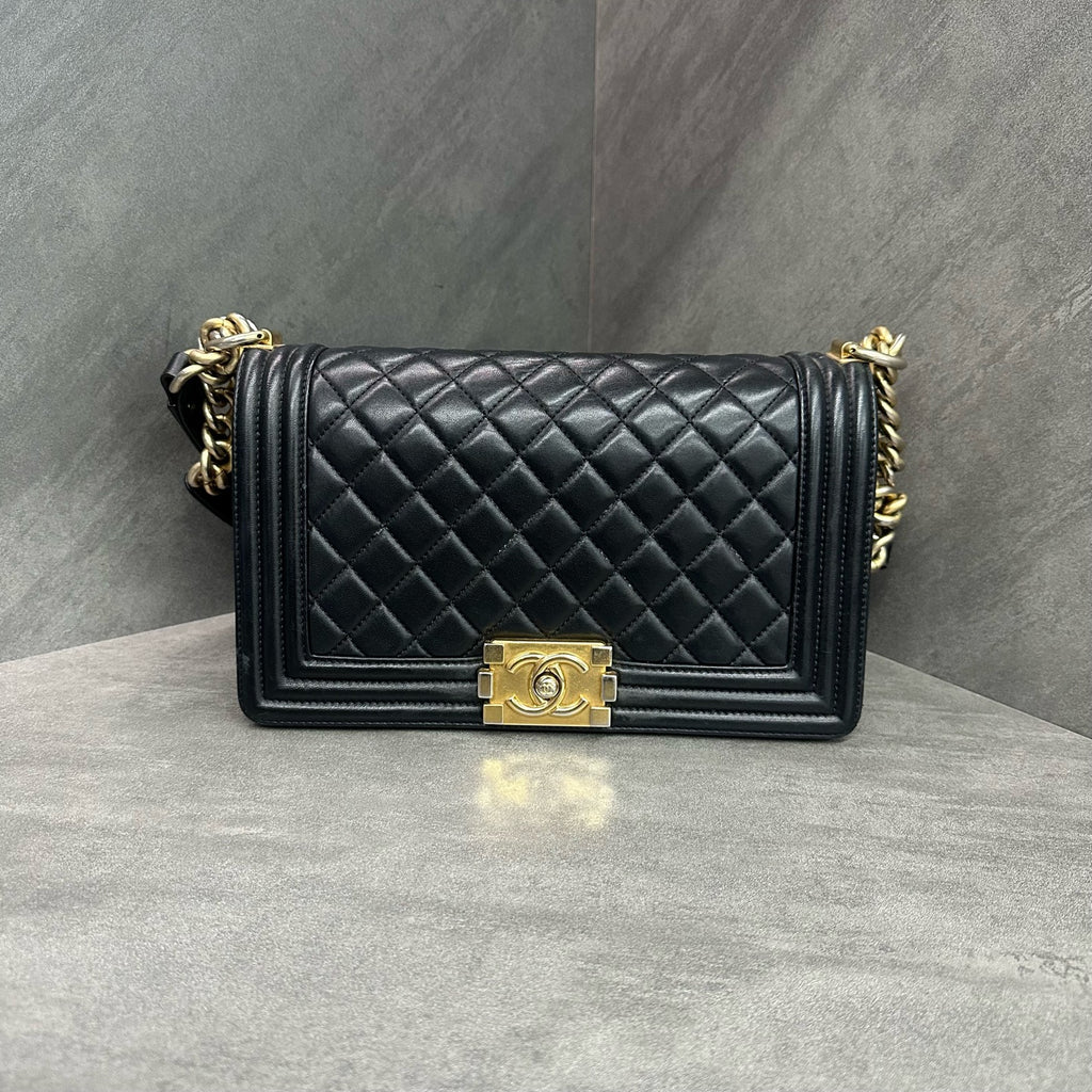Chanel leboy medium-sized black gold sheepskin chain bag, 24-opening type, three-dimensional inside clean