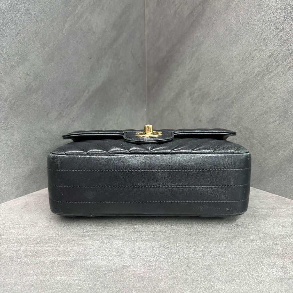 Chanel /Chanel Black gold V-patterned sheepskin large mini chain crossbody bag, 26 kai