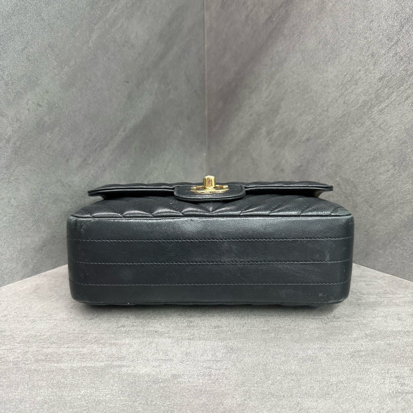 Chanel /Chanel Black gold V-patterned sheepskin large mini chain crossbody bag, 26 kai