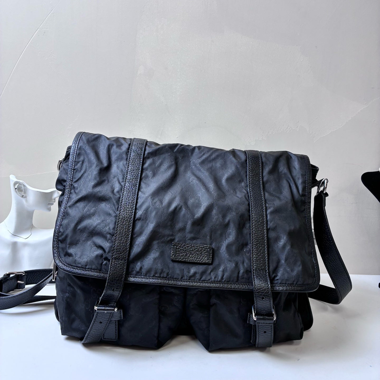 GUCCI Flower Print Messenger Crossbody Bag Shoulder Bag Like New 99% New Length 35cm Black Nylon Material