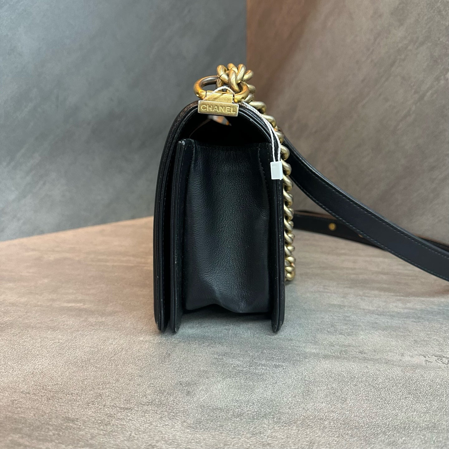 Chanel leboy medium-sized black gold cowhide chain bag, 20mo