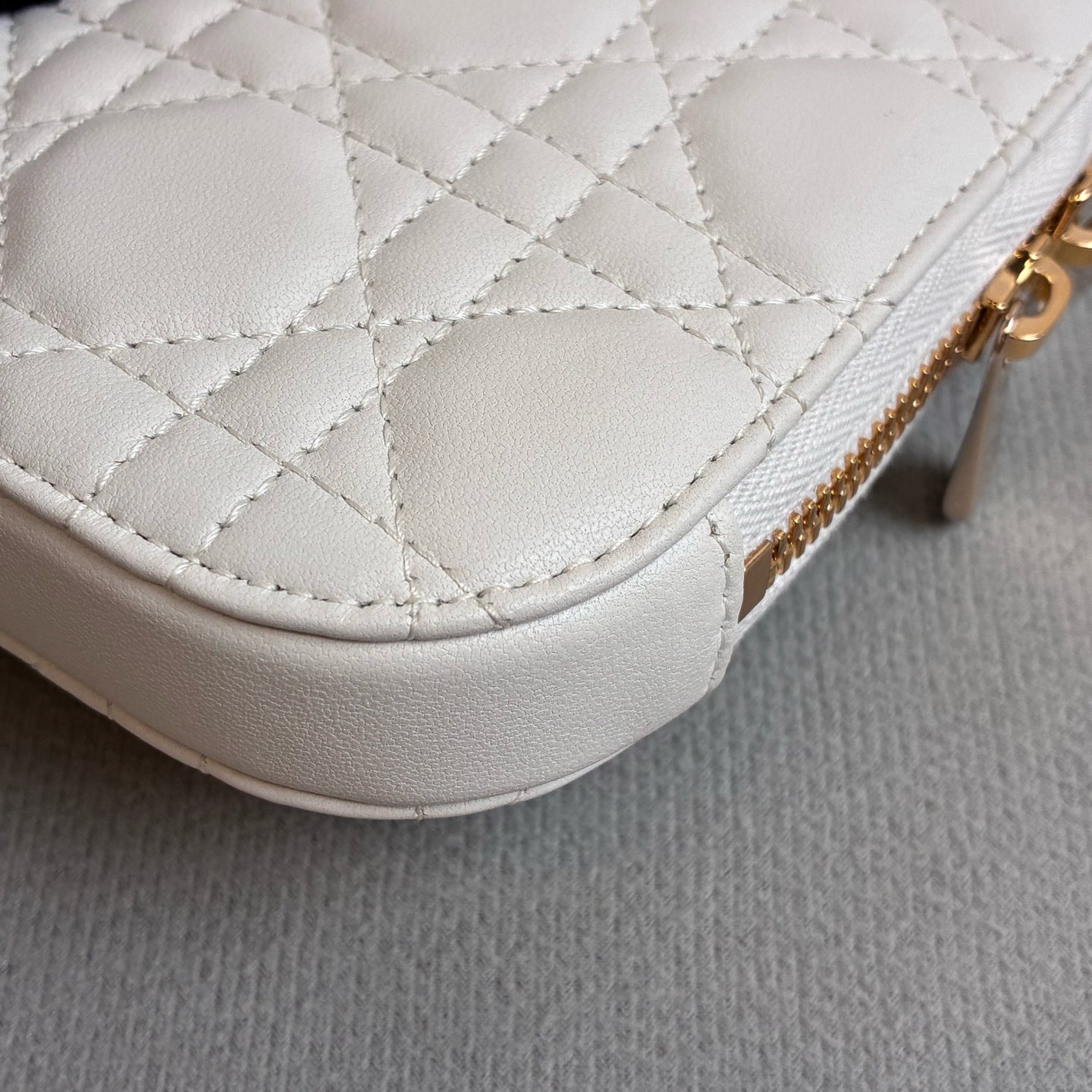 Dior 99% New Platinum Lambskin Woven Phone Bag, Can be Handheld or Crossbody, Size 10.5*18.