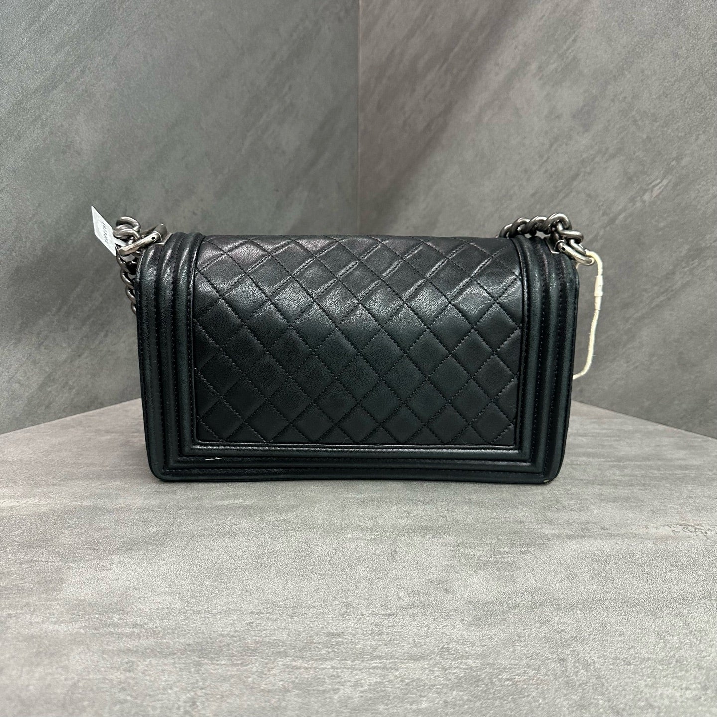 Chanel leboy medium-sized black and silver sheepskin chain bag, 20mo, cardless, three-dimensional, clean inside