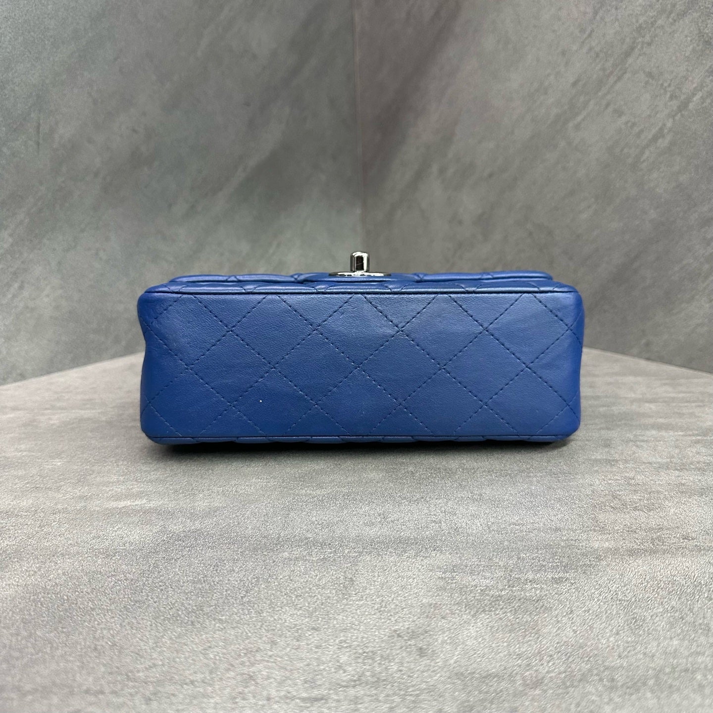 Chanel cf Large mini blue and silver sheepskin chain bag, 23 opening type, three-dimensional inside clean