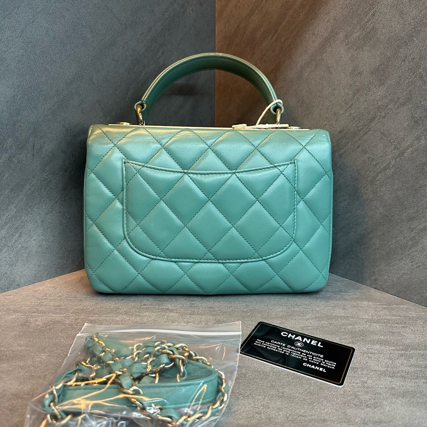 Chanel trendy cc Mint Green gold buckle sheepskin handle bill of lading shoulder bag bottom length 25cm 20 opening strap card